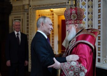 Από αριστερά, σε πρώτο πλάνο ο Ρώσος πρόεδρος Βλαντίμιρ Πούτιν με τον επικεφαλής της Ρωσικής Ορθόδοξης Εκκλησίας Κύριλλο (φωτ.: EPA/Sergey Vaganov)