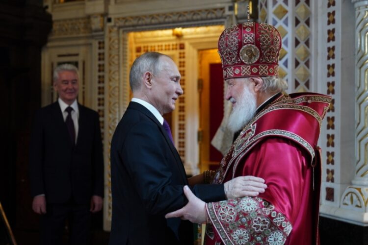Από αριστερά, σε πρώτο πλάνο ο Ρώσος πρόεδρος Βλαντίμιρ Πούτιν με τον επικεφαλής της Ρωσικής Ορθόδοξης Εκκλησίας Κύριλλο (φωτ.: EPA/Sergey Vaganov)
