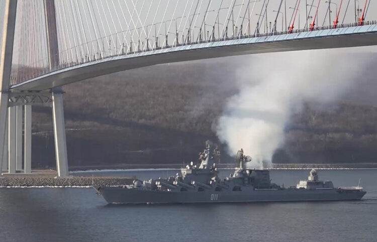 Πολεμικό πλοίο που ανήκει στον ρωσικό Στόλο του Ειρηνικού κάτω από την καλωδιωτή Γέφυρα Ρούσκι στο Βλαδιβοστόκ (φωτ.: Υπουργείο Άμυνας Ρωσίας)