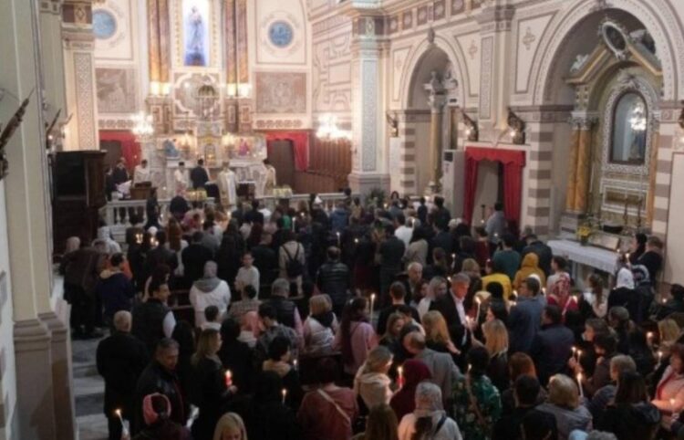 Πλήθος κόσμου συγκεντρώθηκε στον ιστορικό ναό της Παναγίας (Santa Maria) στο Κόνακ για την Αναστάσιμη λειτουργία (φωτ.: ΑΠΕ-ΜΠΕ)