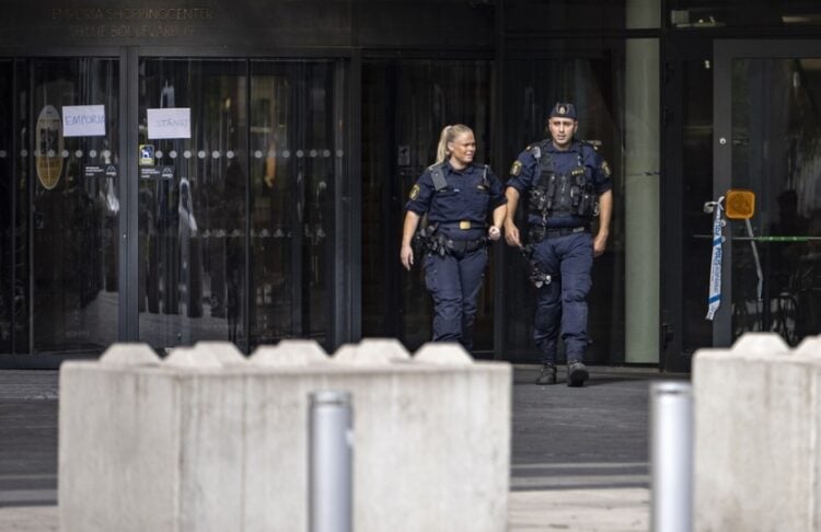 Σουηδοί αστυνομικοί στο Μάλμε (φωτ.: EPA/John Nilsson)