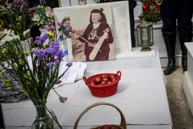 Την Κυριακή του Θωμά αναβιώνει το ταφικό έθιμο στο Κοιμητήριο των Σουρμένων Αττικής (φωτ.: αρχείου: Γιάννης Παναγόπουλος/Eurokinissi)