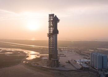 Ο διώροφος πύραυλος, με ύψος μεγαλύτερο από το Άγαλμα της Ελευθερίας στα 120 μέτρα, επρόκειτο αρχικά να εκτοξευθεί από τις εγκαταστάσεις της SpaceX στην Μπόκα Τσίκα του Τέξας (φωτ.: SpaceX)