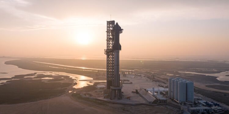 Ο διώροφος πύραυλος, με ύψος μεγαλύτερο από το Άγαλμα της Ελευθερίας στα 120 μέτρα, επρόκειτο αρχικά να εκτοξευθεί από τις εγκαταστάσεις της SpaceX στην Μπόκα Τσίκα του Τέξας (φωτ.: SpaceX)