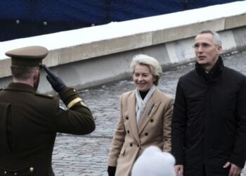 Η πρόεδρος της Ευρωπαϊκής Επιτροπής Ούρσουλα φον ντερ Λάιεν με τον γγ του NATO Γενς Στόλτενμπεργκ, τον περασμένο Φεβρουάριο στην Εσθονία (φωτ.: EPA/ Valda Kalnina)