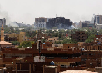 Καπνοί στο Χαρτούμ, καθώς οι μάχες και οι βομβαρδισμοί συνεχίζονται (φωτ.: EPA / STRINGER)
