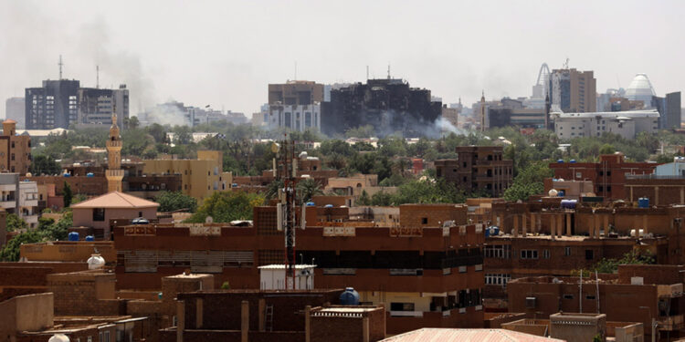 Καπνοί στο Χαρτούμ, καθώς οι μάχες και οι βομβαρδισμοί συνεχίζονται (φωτ.: EPA / STRINGER)