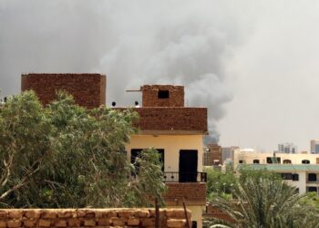 Καπνός υψώνεται πάνω από κτήρια στο Χαρτούμ. Σύμφωνα με μαρτυρίες, φαίνεται ότι έχουν κοπάσει οι μάχες, όμως ακούγονταν ακόμη σποραδικά πυρά και εκρήξεις (φωτ.: Mohnd Awad)