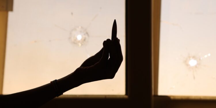 Σουδανή κρατά σφαίρα η οποία διαπέρασε τα τζάμια του σπιτιού της στο Χαρτούμ (φωτ.: EPA/Stringer)