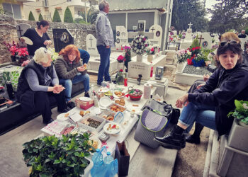 Κυριακή του Θωμά στο κοιμητήριο των Σουρμένων (φωτ.: Facebook / Eliza Giannakaroni)