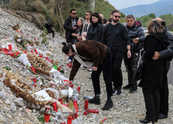 Μνημόσυνο στο σημείο της σιδηροδρομικής τραγωδίας στα Τέμπη (φωτ.: EUROKINISSI / Λεωνίδας Τζέκας)