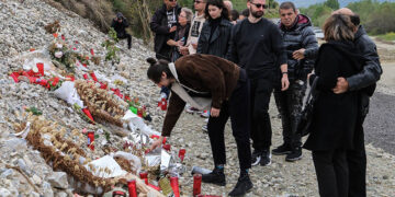 Μνημόσυνο στο σημείο της σιδηροδρομικής τραγωδίας στα Τέμπη (φωτ.: EUROKINISSI / Λεωνίδας Τζέκας)