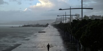 Η Νέα Παραλία της Θεσσαλονίκης  υπό βροχή (φωτ.: EUROKINISSI/Μιχάλης Καραγιάννης)