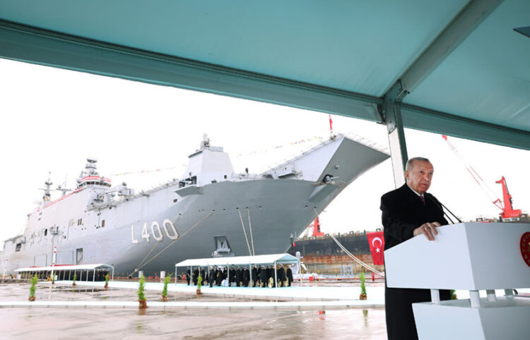 Ο Ρετζέπ Ταγίπ Ερντογάν στην τελετή παράδοσης του TCG Anadolu στο Πολεμικό Ναυτικό (φωτ.: Γραφείο Τύπου Προεδρίας της Δημοκρατίας της Τουρκίας)