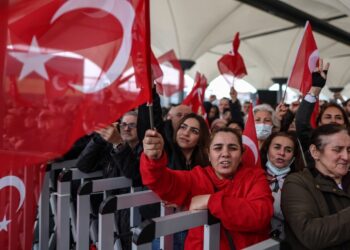 Τούρκοι συμμετέχουν σε προεκλογική συγκέντρωση του Κεμάλ Κιλιτσντάρογλου στην Κωνσταντινούπολη (φωτ.: EPA/Erdem Sahin)