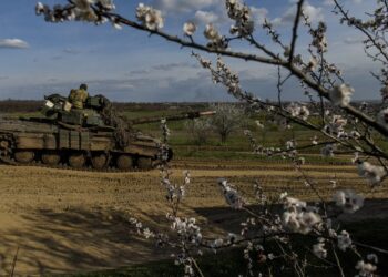 Άρμα μάχης κινείται σε δρόμο κοντά στο Μπαχμούτ, στην επαρχία του Ντόνετσκ (φωτ.: EPA/Oleg Petrasyuk)