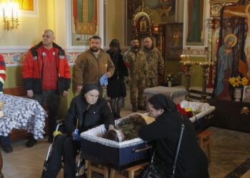 Συγγενείς και φίλοι αποχαιρετούν για τελευταία φορά έναν Ουκρανό στρατιώτη που σκοτώθηκε στη διάρκεια μάχης ενάντια στις ρωσικές δυνάμεις κοντά στο Κράματορσκ (φωτ.: EPA/Sergey Dolzhenko)