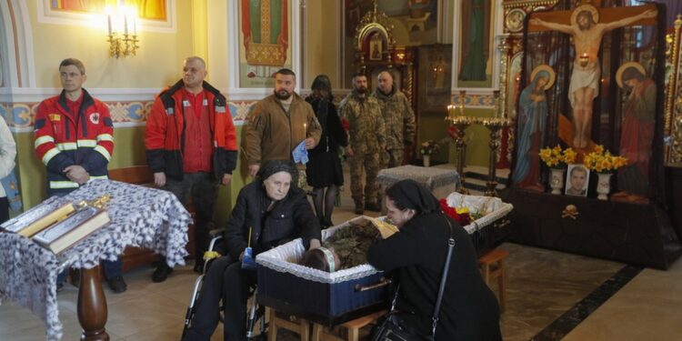 Συγγενείς και φίλοι αποχαιρετούν για τελευταία φορά έναν Ουκρανό στρατιώτη που σκοτώθηκε στη διάρκεια μάχης ενάντια στις ρωσικές δυνάμεις κοντά στο Κράματορσκ (φωτ.: EPA/Sergey Dolzhenko)