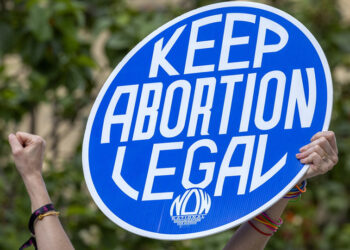 «Κρατήστε τις αμβλώσεις νόμιμες» γράφει το πλακάτ σε διαδήλωση στο Μαϊάμι (φωτ.: EPA / Cristobal Herrera-Ulashkevich)