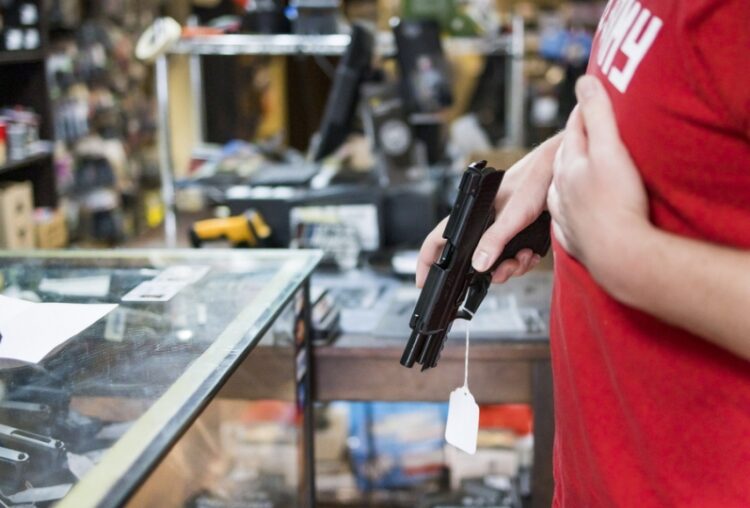 Άνδρας δοκιμάζει όπλο πριν το αγοράσει σε κατάστημα της Νέας Υόρκης (φωτ.: EPA/Justin Lane)