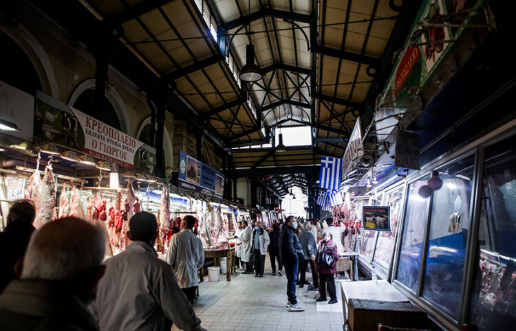 Στιγμιότυπο από τη Βαρβάκειο, την κεντρική κρεαταγορά στην Αθήνα (φωτ.: EUROKIΝΙSSI / Αναστάσης Ναρεκιάν