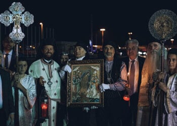 Ο Γιώργος Βαρυθυμιάδης (δεξιά) κρατά την εικόνα με την Ανάσταση (φωτ.: Παμποντιακή Ομοσπονδία Ελλάδας)