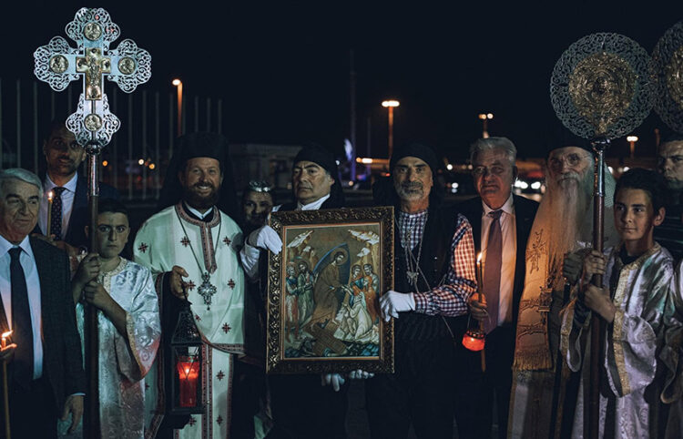 Ο Γιώργος Βαρυθυμιάδης (δεξιά) κρατά την εικόνα με την Ανάσταση (φωτ.: Παμποντιακή Ομοσπονδία Ελλάδας)