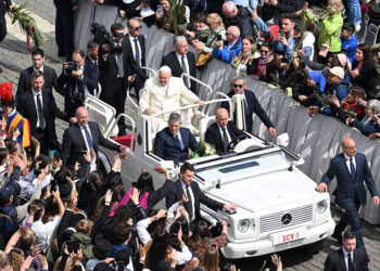 Ο Πάπας Φραγκίσκος ευλογεί τους πιστούς που συγκεντρώθηκαν στην πλατεία του Αγίου Πέτρου (φωτ.: EPA / Claudio Peri)