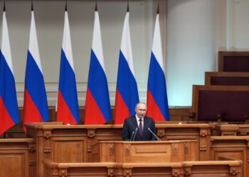 Ο Ρώσος πρόεδρος Βλαντίμιρ Πούτιν μιλάει στο Νομοθετικό Σώμα, στο Κοινοβούλιο της Ρωσίας, στην Αγία Πετρούπολη (φωτ.: 
EPA/ALEXEI DANICHEV / SPUTNIK / KREMLIN POOL)
