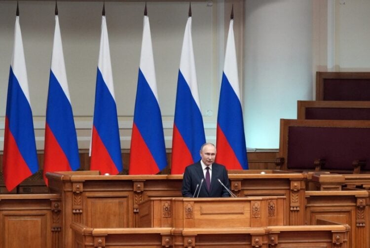 Ο Ρώσος πρόεδρος Βλαντίμιρ Πούτιν μιλάει στο Νομοθετικό Σώμα, στο Κοινοβούλιο της Ρωσίας, στην Αγία Πετρούπολη (φωτ.: 
EPA/ALEXEI DANICHEV / SPUTNIK / KREMLIN POOL)