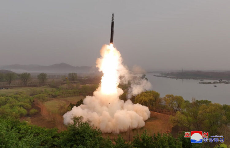 Το επίσημο βορειοκορεατικό πρακτορείο ειδήσεων έδωσε στη δημοσιότητα φωτογραφίες από την εκτόξευση του πρώτου διηπειρωτικού βαλλιστικού πυραύλου που χρησιμοποιεί στερεό καύσιμο (φωτ.: KCNA)