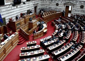 Στιγμιότυπο από τη συνεδρίαση της Βουλής κατά την οποία εξετάστηκε η τροπολογία που μπορεί να μπλοκάρει την εκλογική κάθοδο του κόμματος του Ηλία Κασιδιάρη (φωτ.: EUROKINISSI/Σωτήρης Παναγόπουλος)