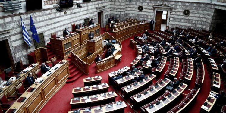 Στιγμιότυπο από τη συνεδρίαση της Βουλής κατά την οποία εξετάστηκε η τροπολογία που μπορεί να μπλοκάρει την εκλογική κάθοδο του κόμματος του Ηλία Κασιδιάρη (φωτ.: EUROKINISSI/Σωτήρης Παναγόπουλος)