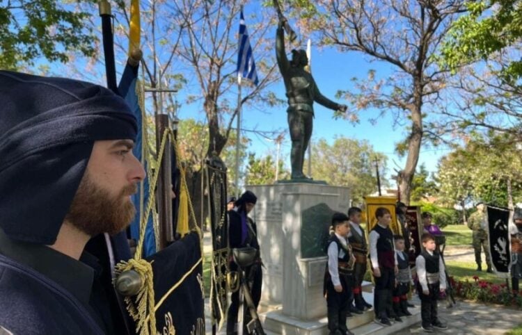 Στιγμιότυπο από την κατάθεση στεφάνων στο μνημείο της γενοκτονίας του Ποντιακού Ελληνισμού, στο πάρκο «Αργώ» της Αλεξανδρούπολης (φωτ.: focustonevro.gr)