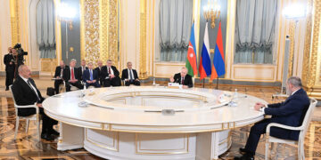 Στιγμιότυπο από τη συνάντηση Πασινιάν-Αλίεφ στη Μόσχα με οικοδεσπότη τον Πούτιν (φωτ.: EPA / Ilya Pitalev / Sputnik / Kremlin Pool)