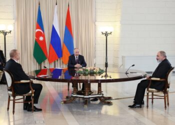 Από αριστερά, ο πρόεδρος του Αζερμπαϊτζάν Ιλχάμ Αλίεφ, ο Ρώσος πρόεδρος Βλαντίμιρ Πούτιν και ο πρωθυπουργός της Αρμενίας Νικόλ Πασινιάν στη διάρκεια συνομιλιών τον περασμένο Οκτώβριο (φωτ.: EPA/Sergej Bobylev/POOL)