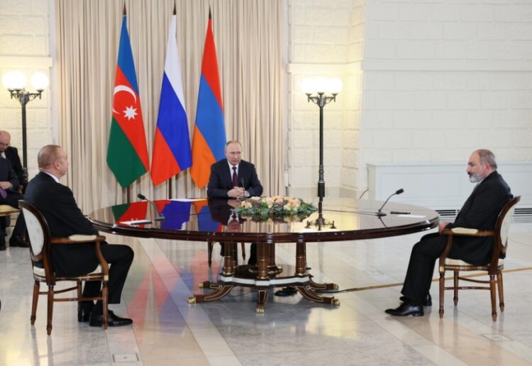 Από αριστερά, ο πρόεδρος του Αζερμπαϊτζάν Ιλχάμ Αλίεφ, ο Ρώσος πρόεδρος Βλαντίμιρ Πούτιν και ο πρωθυπουργός της Αρμενίας Νικόλ Πασινιάν στη διάρκεια συνομιλιών τον περασμένο Οκτώβριο (φωτ.: EPA/Sergej Bobylev/POOL)