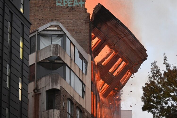 Εικόνα από 7όροφο κτήριο που έχει παραδοθεί στις φλόγες, στο κέντρο του Σίδνεϊ (φωτ.: EPA/ Dean Lewins Australia and New Zealand)