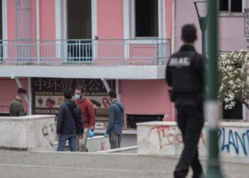 Αστυνομικοί ερευνούν το χώρο ύστερα από τον εντοπισμό μίας νεκρής γυναίκας στην Πλατεία Βαρβακείου (φωτ.: Eurokinissi/Κώστας Τζούμας)