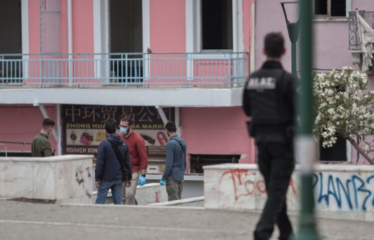 Αστυνομικοί ερευνούν το χώρο ύστερα από τον εντοπισμό μίας νεκρής γυναίκας στην Πλατεία Βαρβακείου (φωτ.: Eurokinissi/Κώστας Τζούμας)