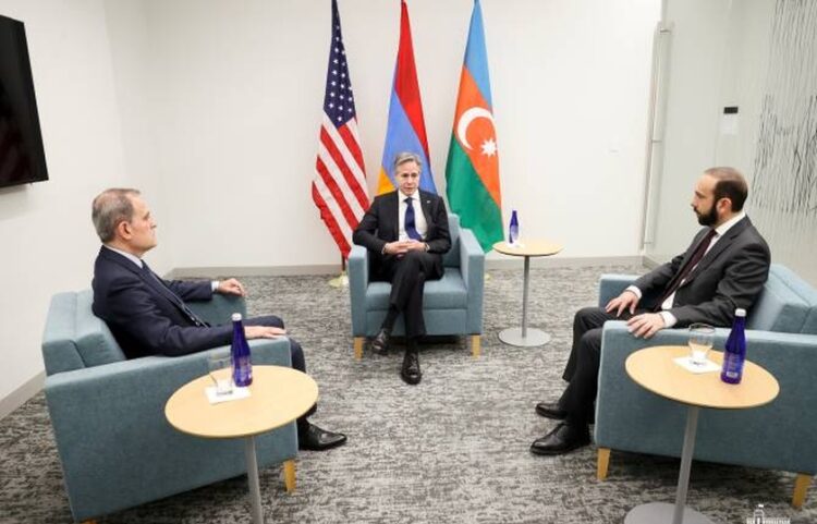 Στιγμιότυπο από τις διαπραγματεύσεις που διεξήχθησαν αυτή την εβδομάδα ανάμεσα στον Άντονι Μπλίνκεν (κέντρο) με τη συμμετοχή των ομολόγων του Τζεϊχούν Μπαϊράμοφ (αριστερά) και Αραράτ Μιρζογιάν (φωτ.: armenpress.am)