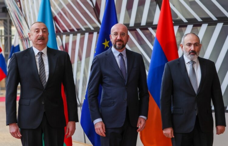 Ο πρόεδρος του Ευρωπαϊκού Συμβουλίου Σαρλ Μισέλ στις Βρυξέλλες με τον Αρμένιο πρωθυπουργό Νικόλ Πασινιάν και τον Αζέρο πρόεδρο Ιλχάμ Αλίεφ (φωτ.: EPA/Olivier Hoslet)