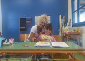 Η εκπαιδευτικός Κατερίνα Βανταράκη με τη μοναδική μαθήτρια της Α’ δημοτικού, η οποία τυχαίνει να είναι… κόρη της (φωτ.: ΑΠΕ-ΜΠΕ)