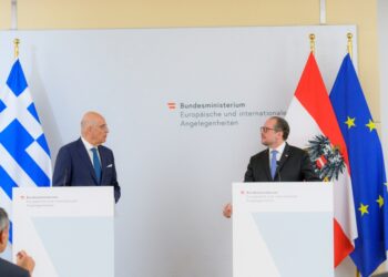 Ο υπουργός Εξωτερικών Νίκος Δένδιας συναντάται με τον υπουργό Εξωτερικών της Αυστρίας, Αλεξάντερ Σάλενμπεργκ, στη Βιέννη την Τρίτη 2 Μαΐου 2023. (Φωτ.: ΑΠΕ-ΜΠΕ/Γραφείο Τύπου ΥΠΕΞ)