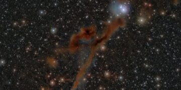 Περιοχή στον αστερισμό του Λύκου, όπου φαίνονται νέα αστέρια να γεννιούνται στα πολύχρωμα νέφη αερίου και σκόνης (πηγή: ESO/Meingast et al)