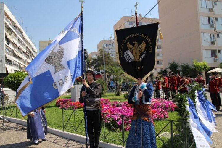 Στιγμιότυπο από την περσινή εκδήλωση για την επέτειο της Γενοκτονίας των Ελλήνων του Πόντου, με τη συμμετοχή της Ένωσης Ποντίων Περιστερίου (φωτ.: facebook.com/en.pontion.peristeriou)