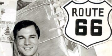 Ο Τζορτζ Μαχάρης την εποχή που μεσουρανούσε στις ΗΠΑ, στην τηλεοπτική σειρά «Route 66» (φωτ.: en.wikipedia.org/ Bud Fraker, Beverly Hills/eBay item)