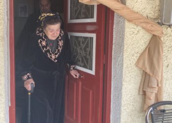 Η κ. Μάρω Εμμανουηλίδη-Καλυζώη στο σπίτι της στην Ανατολή Ιωαννίνων (φωτ.: ΑΠΕ-ΜΠΕ)