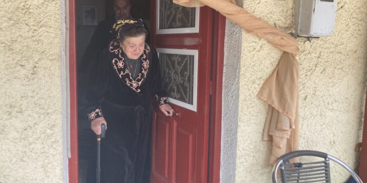 Η κ. Μάρω Εμμανουηλίδη-Καλυζώη στο σπίτι της στην Ανατολή Ιωαννίνων (φωτ.: ΑΠΕ-ΜΠΕ)