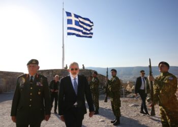 Ο πρωθυπουργός Ιωάννης Σαρμάς, στην Ακρόπολη, κατά την έπαρση της σημαίας, συνοδευόμενος από τον Αρχηγό ΓΕΕΘΑ Κωνσταντίνο Φλώρο  (φωτ.: Ορέστης Παναγιώτου / EUROKINISSI)
